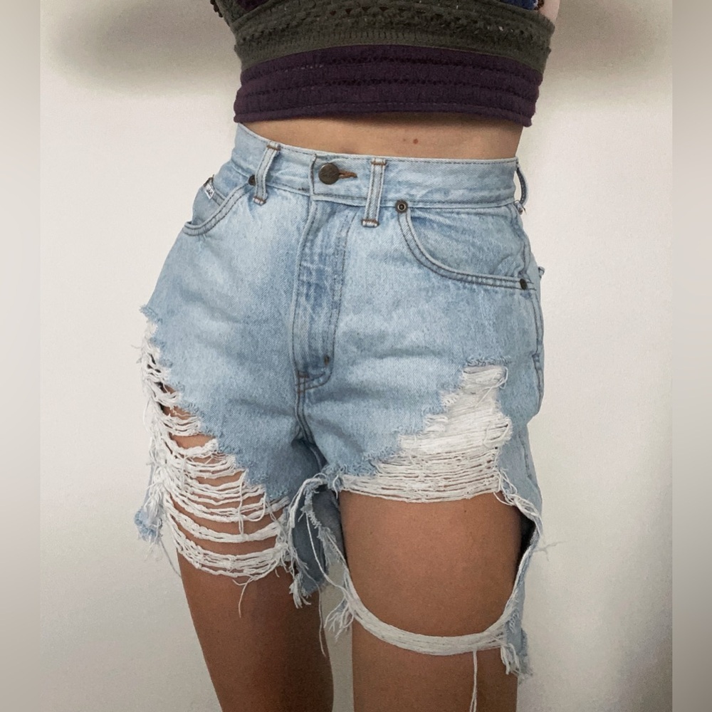 Vintage Chic Womens Ripped Raw Hem Denim Shorts size S - Picture 2 of 11
